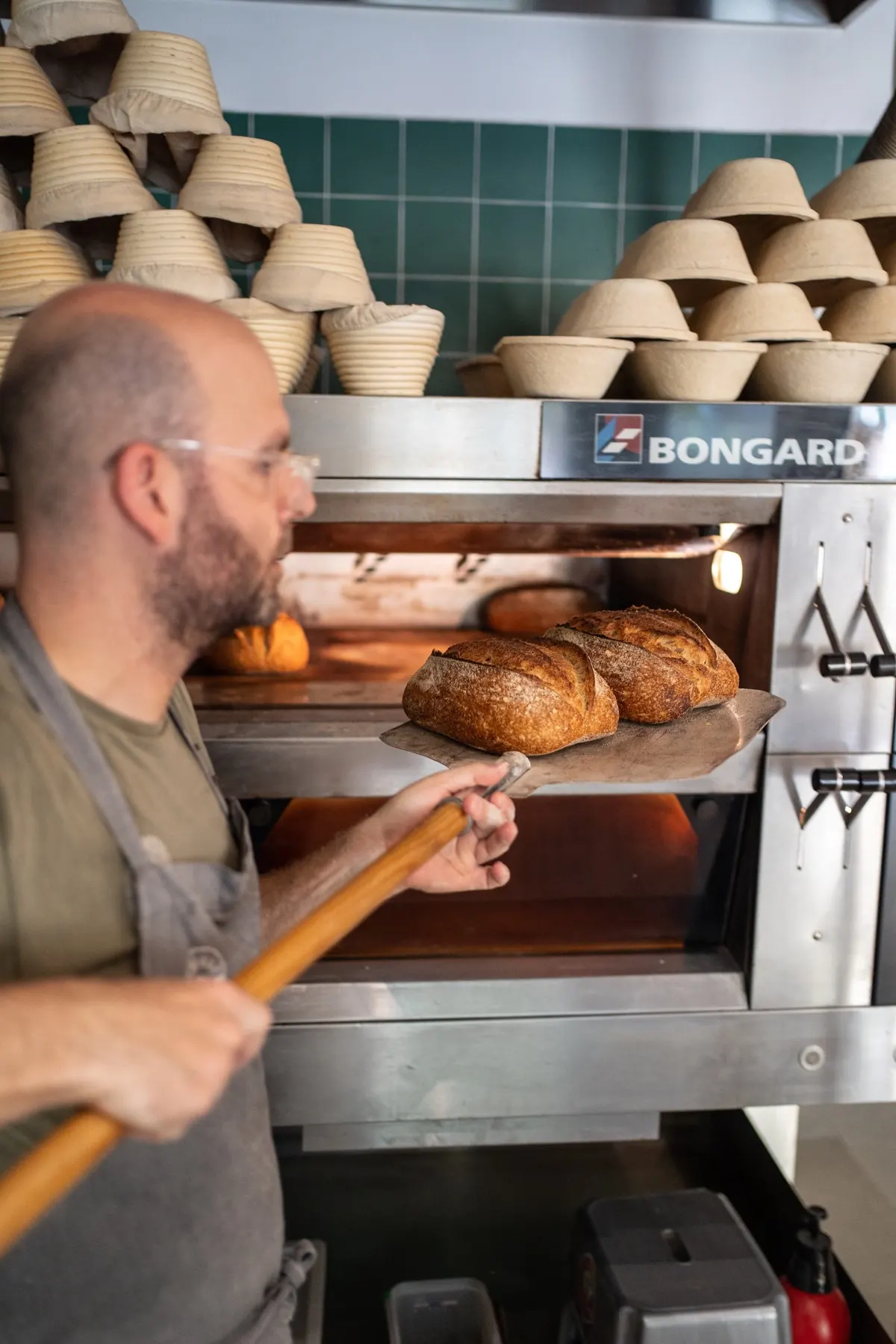 Forner traient pans acabats de coure del forn