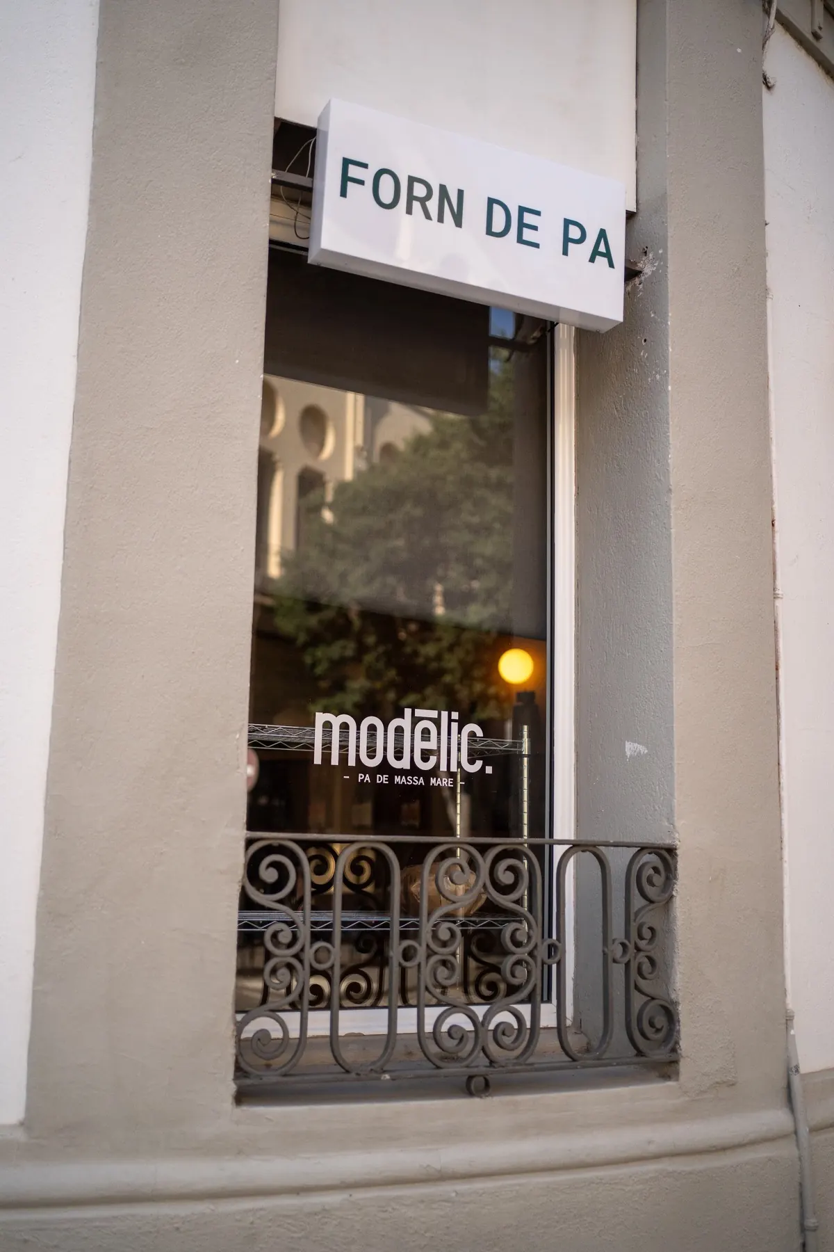 Façana del forn Modèlic amb el rètol de forn de pa