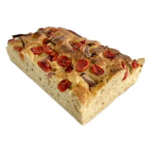 Focaccia de cirerols, ceba vermella i farigola
