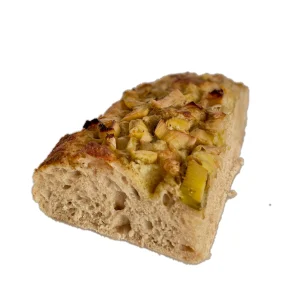 Focaccia amb pesto d'anacards i porros escalivats